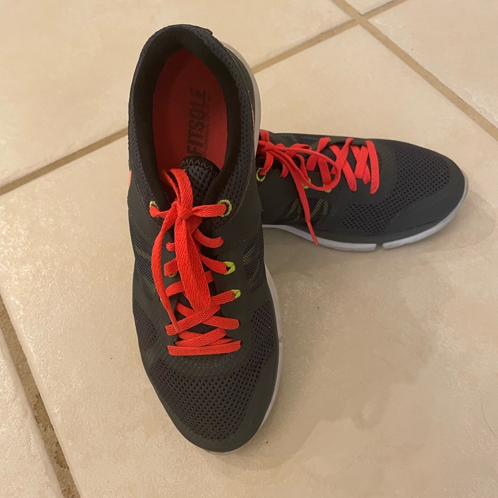 Nike women jogging shoes, size 7, very good conditions.